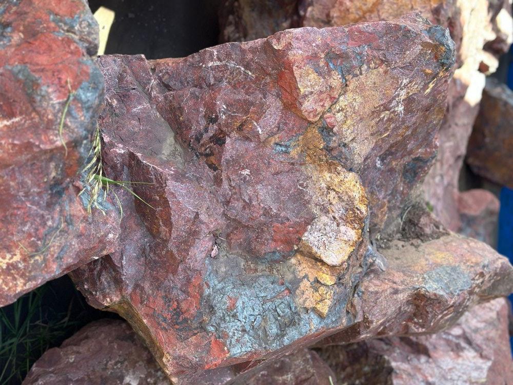 Камни для ландшафтного дизайна красно-фиолетовые 10-60 килограмм купить в Домодедово