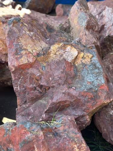 Камни для ландшафтного дизайна красно-фиолетовые 10-60 килограмм купить в Домодедово