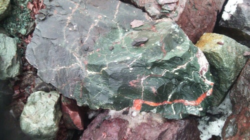 Гигантские зелёные валуны для ландшафтного дизайна весом более 5 тонн купить в Домодедово