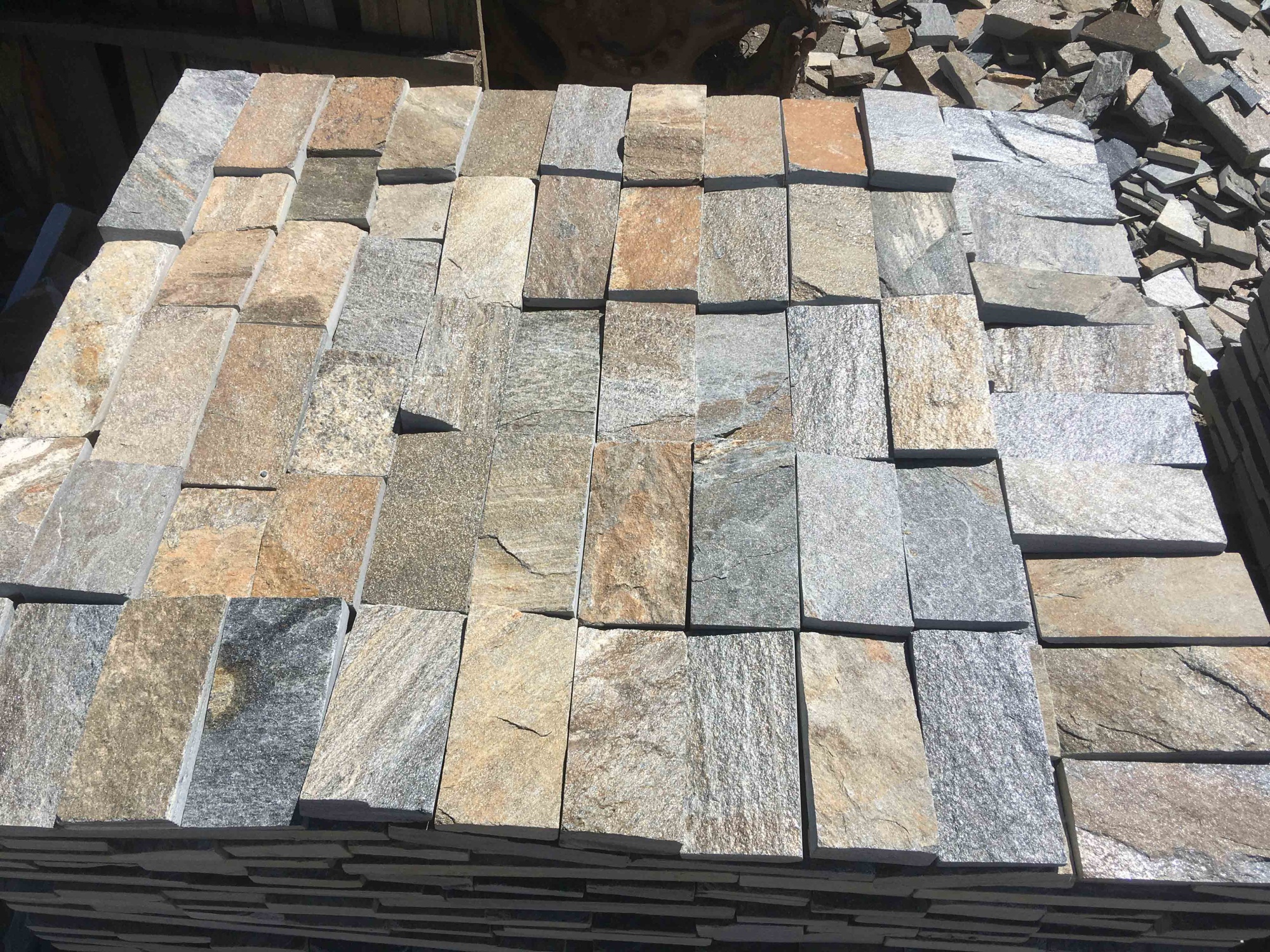 Плитка пилёная златолит Уральский для фасада купить в Домодедово