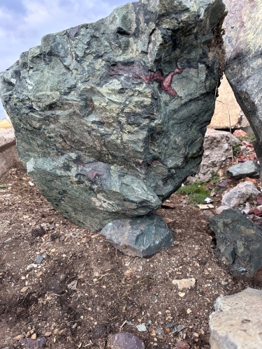 Гигантские зелёные валуны для ландшафтного дизайна весом более 5 тонн купить в Домодедово