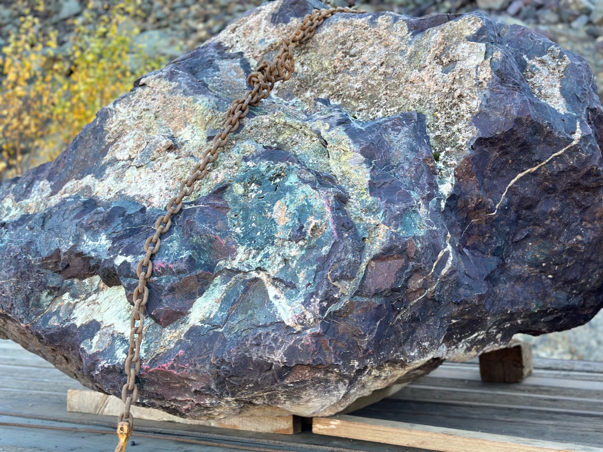 Огромные красно-фиолетовые валуны для ландшафтного дизайна весом более 5 тонн купить в Домодедово