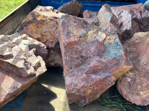 Ландшафтные глыбы красно-фиолетовые 200-1000 килограмм купить в Домодедово