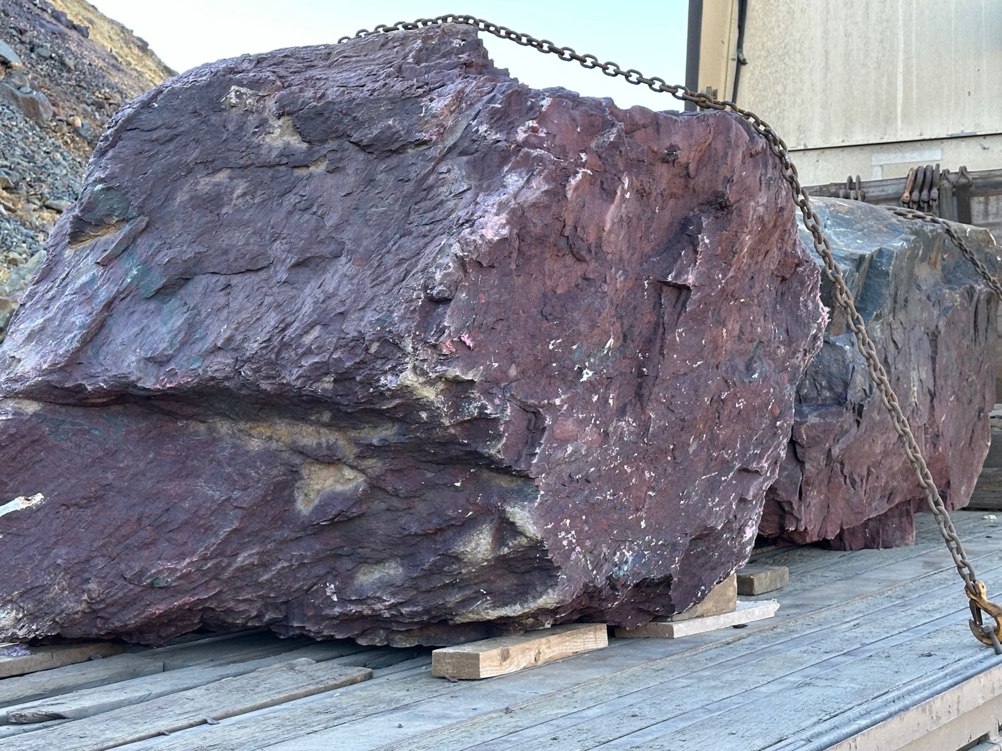 Огромные красно-фиолетовые валуны для ландшафтного дизайна весом более 5 тонн купить в Домодедово