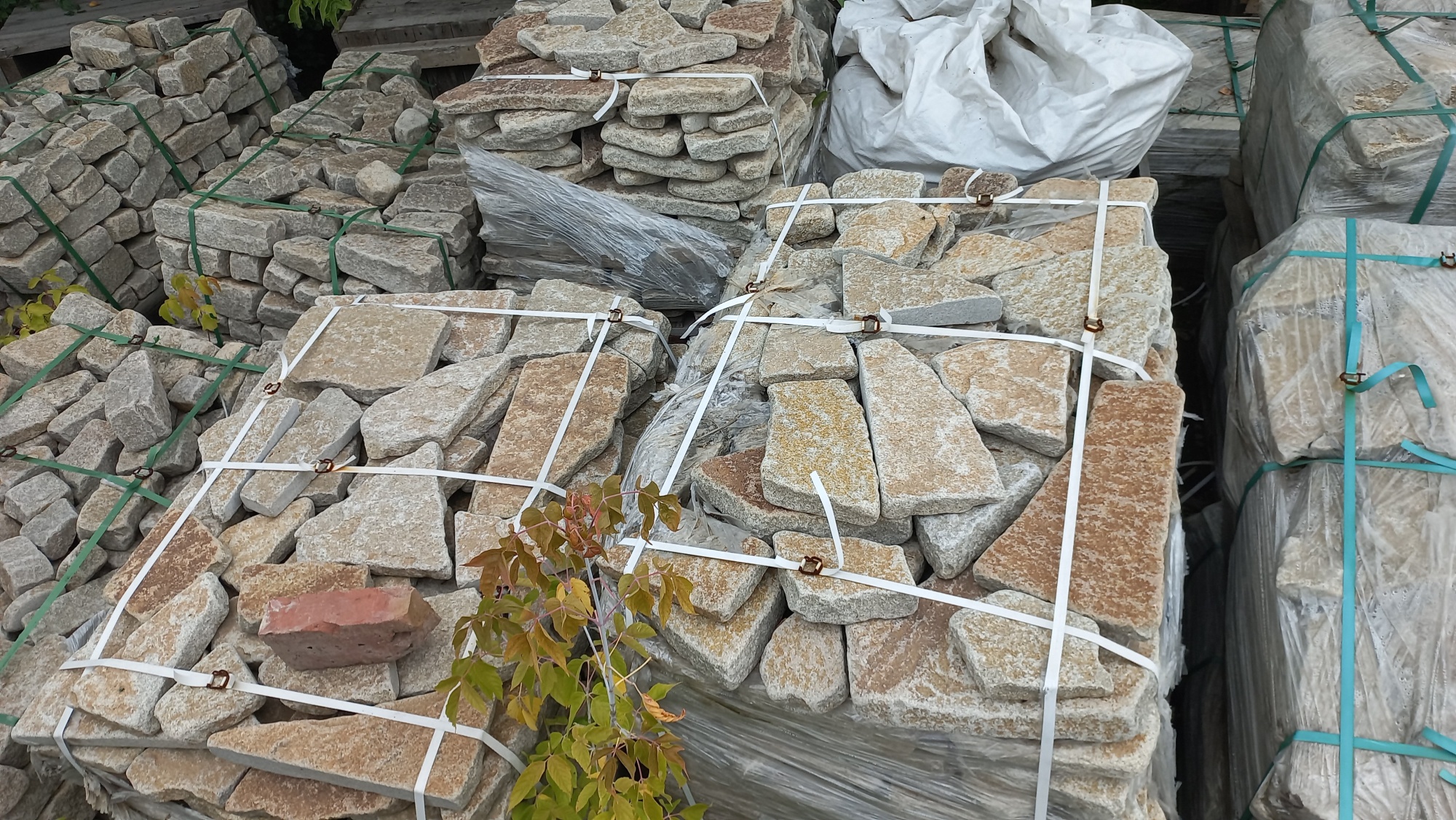 Плитняк гранитный галтованный купить в Домодедово