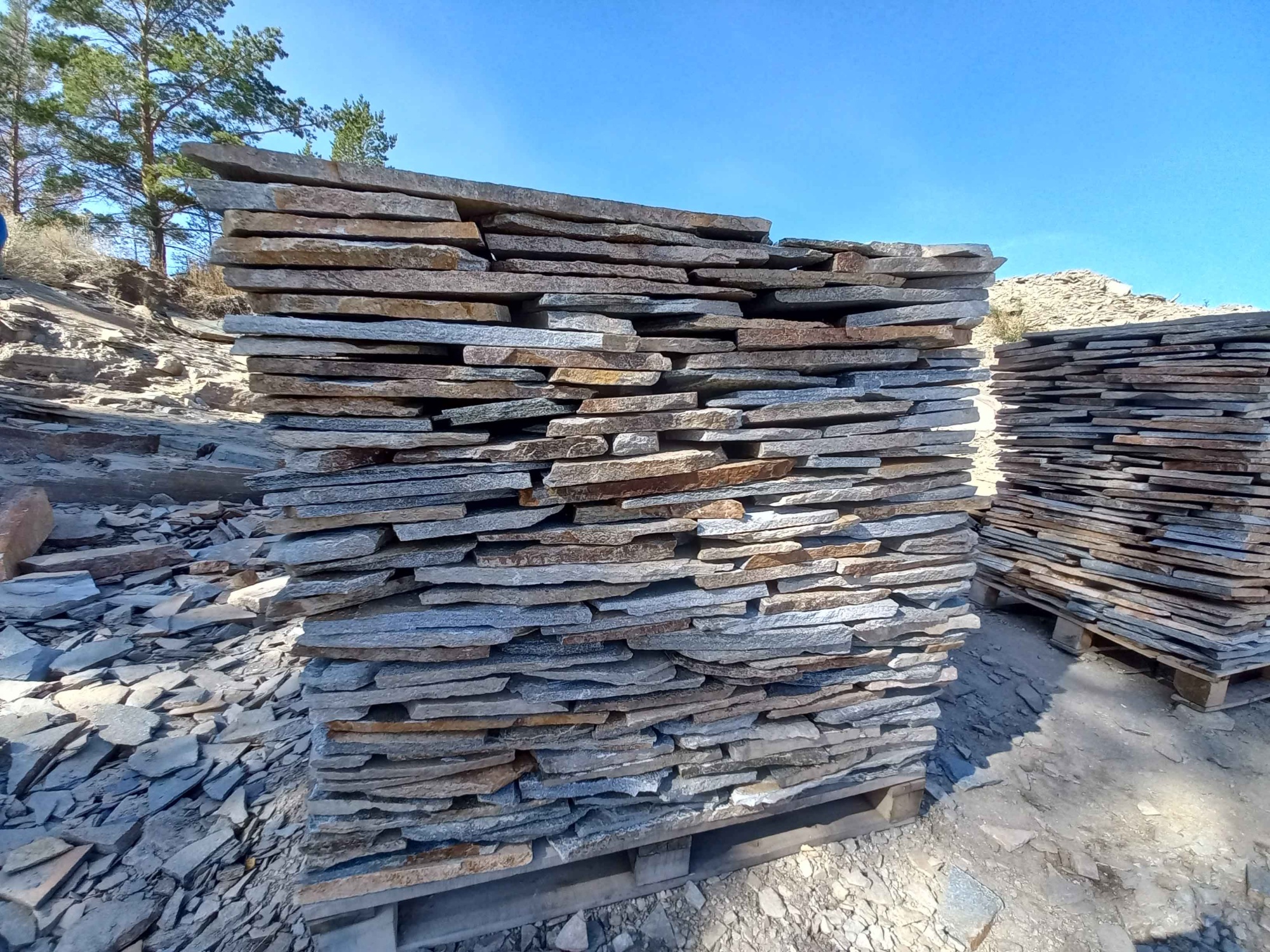 Плитняк златолит серебристый для фасада купить в Домодедово