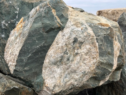 Гигантские зелёные валуны для ландшафтного дизайна весом более 5 тонн купить в Домодедово