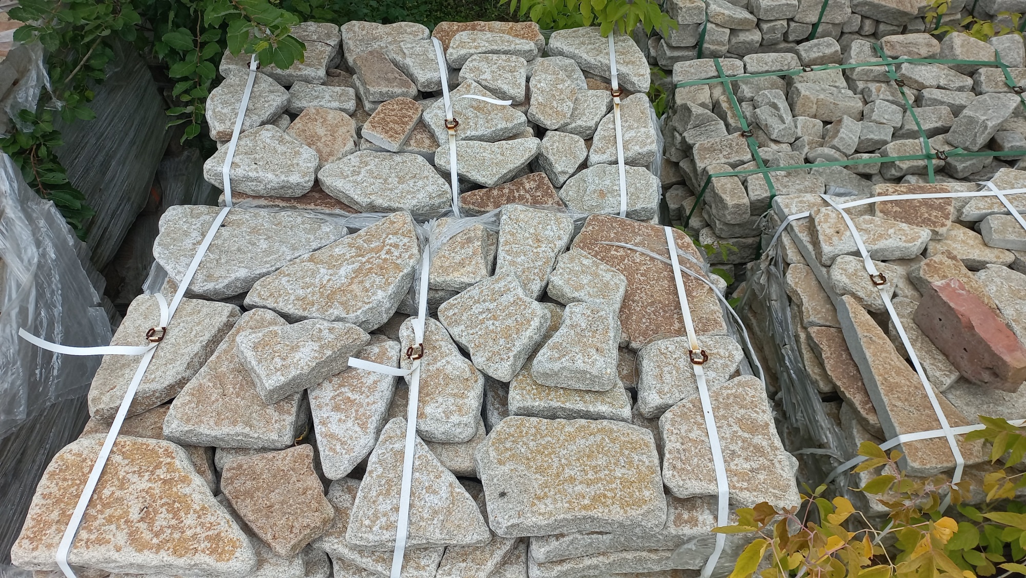 Гранитный плитняк галтованный для мощения купить в Домодедово