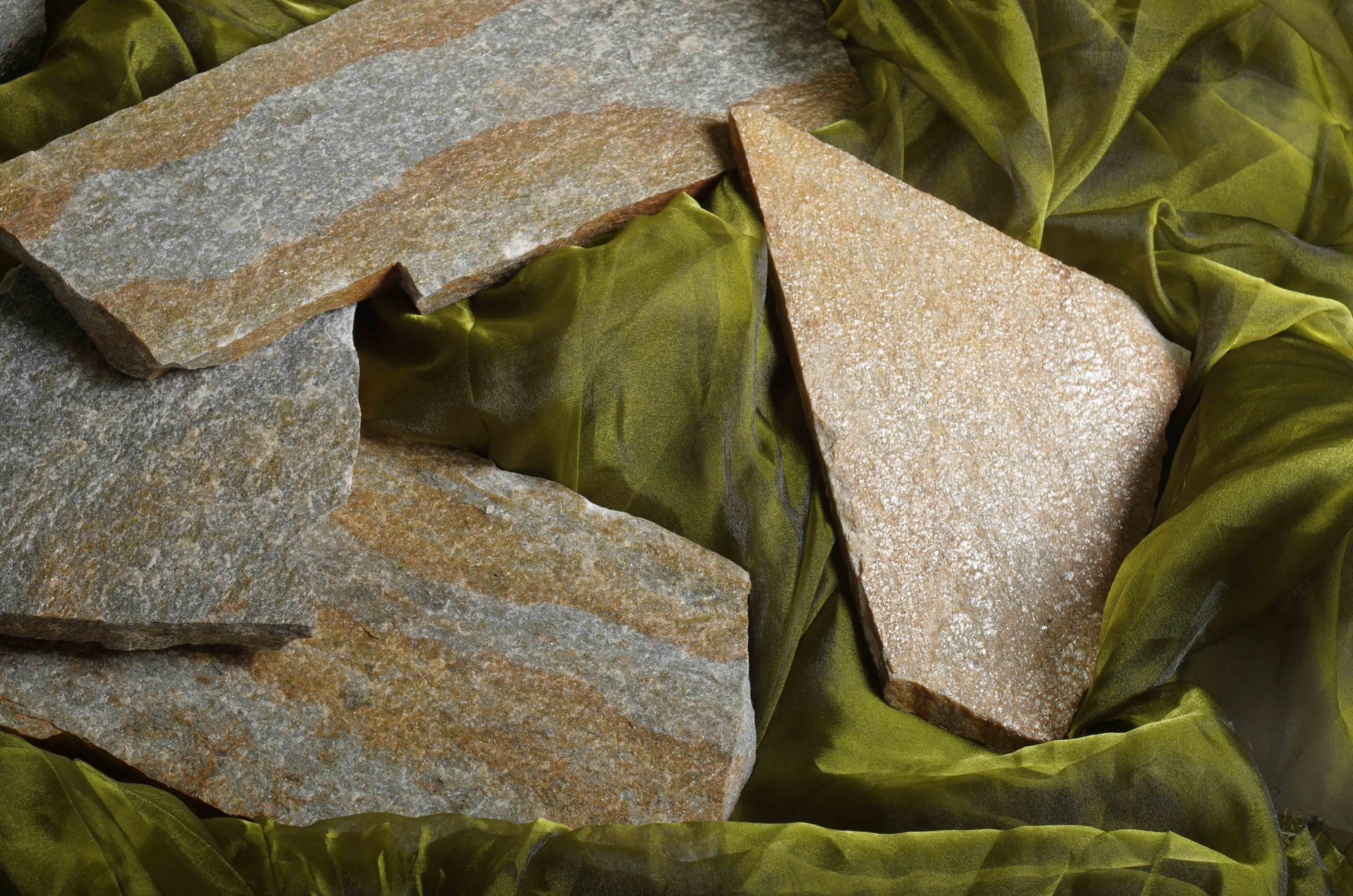 Плитняк златолит Уральский для цоколя, отмостки купить в Домодедово