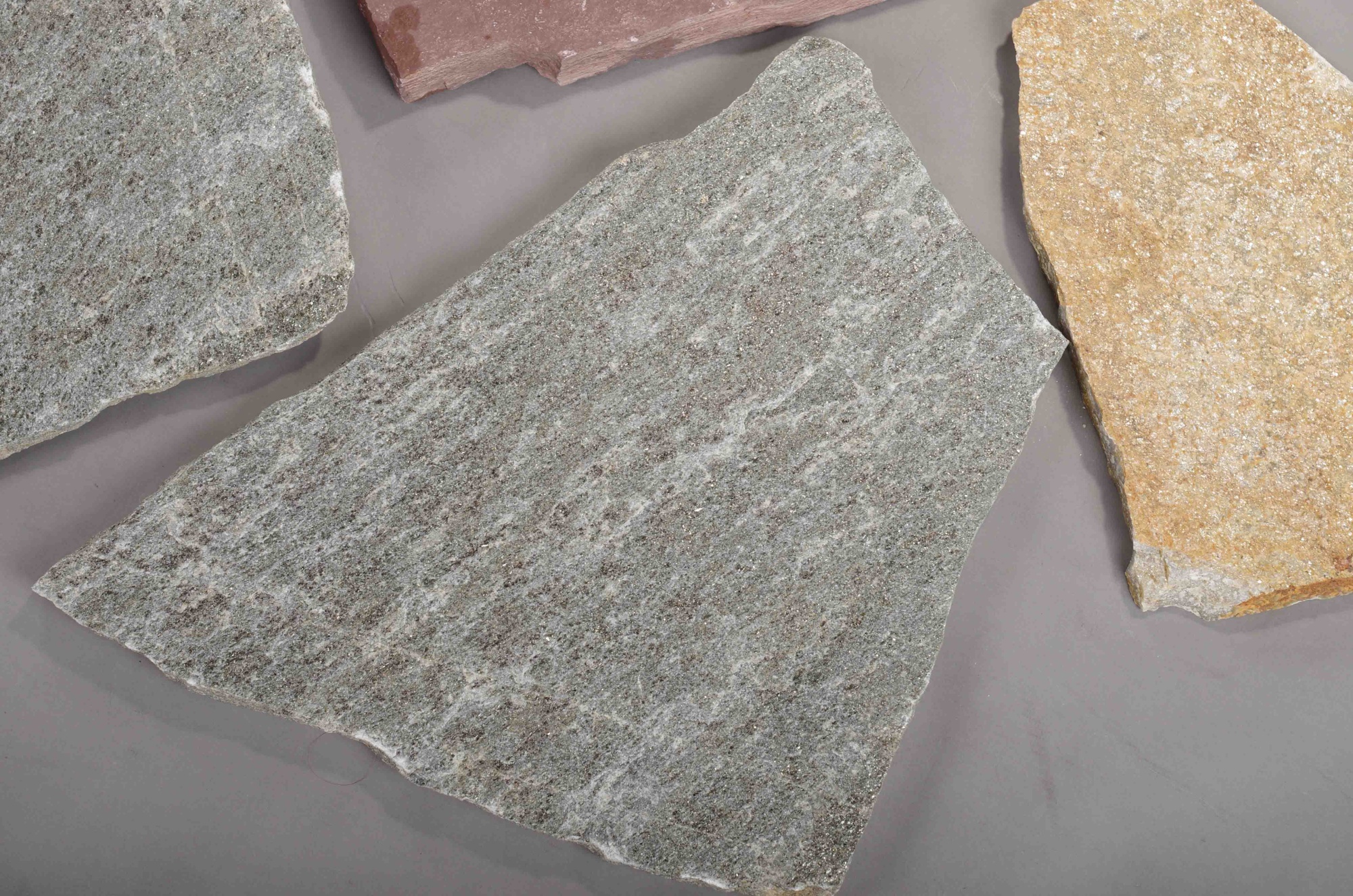 Плитняк златолит Уральский для цоколя, отмостки купить в Домодедово